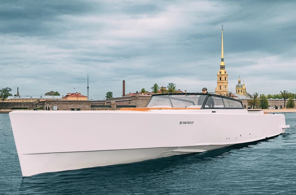 Яхта «Клаудберри / Морошка» идёт по каналам Петербурга