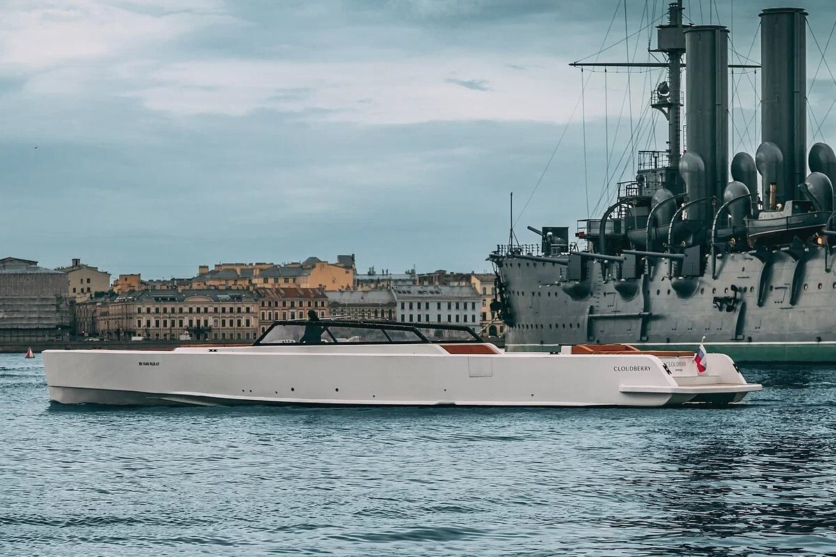 Прогулка по рекам на яхте «Клаудберри / Морошка»