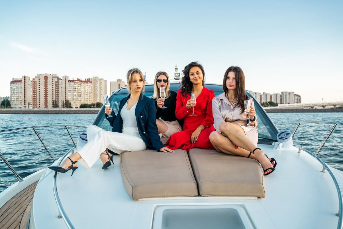 Яхта «Дель Кана / Del Cana» — палуба и салон, прокат с капитаном
