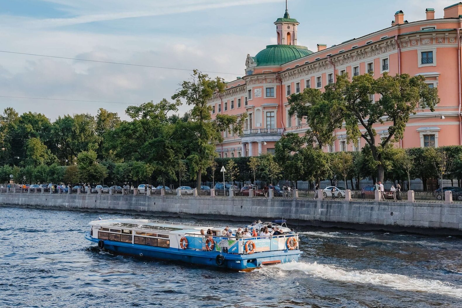 Теплоход «Дюймовочка» у причала — прокат в СПб