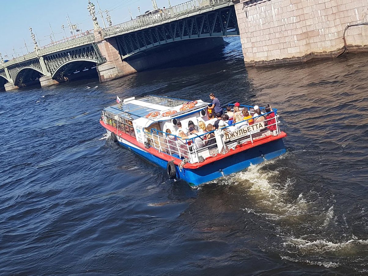 Теплоход «Джульетта» у причала — прокат в СПб