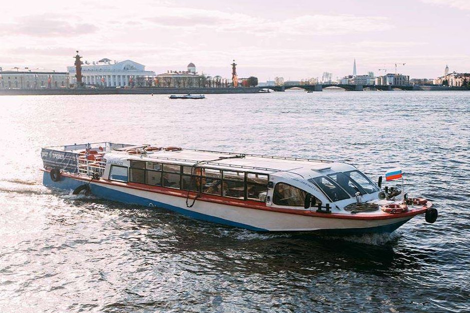 Теплоход «Ромео» идёт по каналам Петербурга