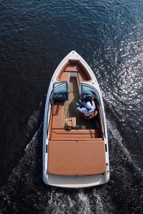 Катер «Эльдорадо» — палуба и салон, прокат с капитаном