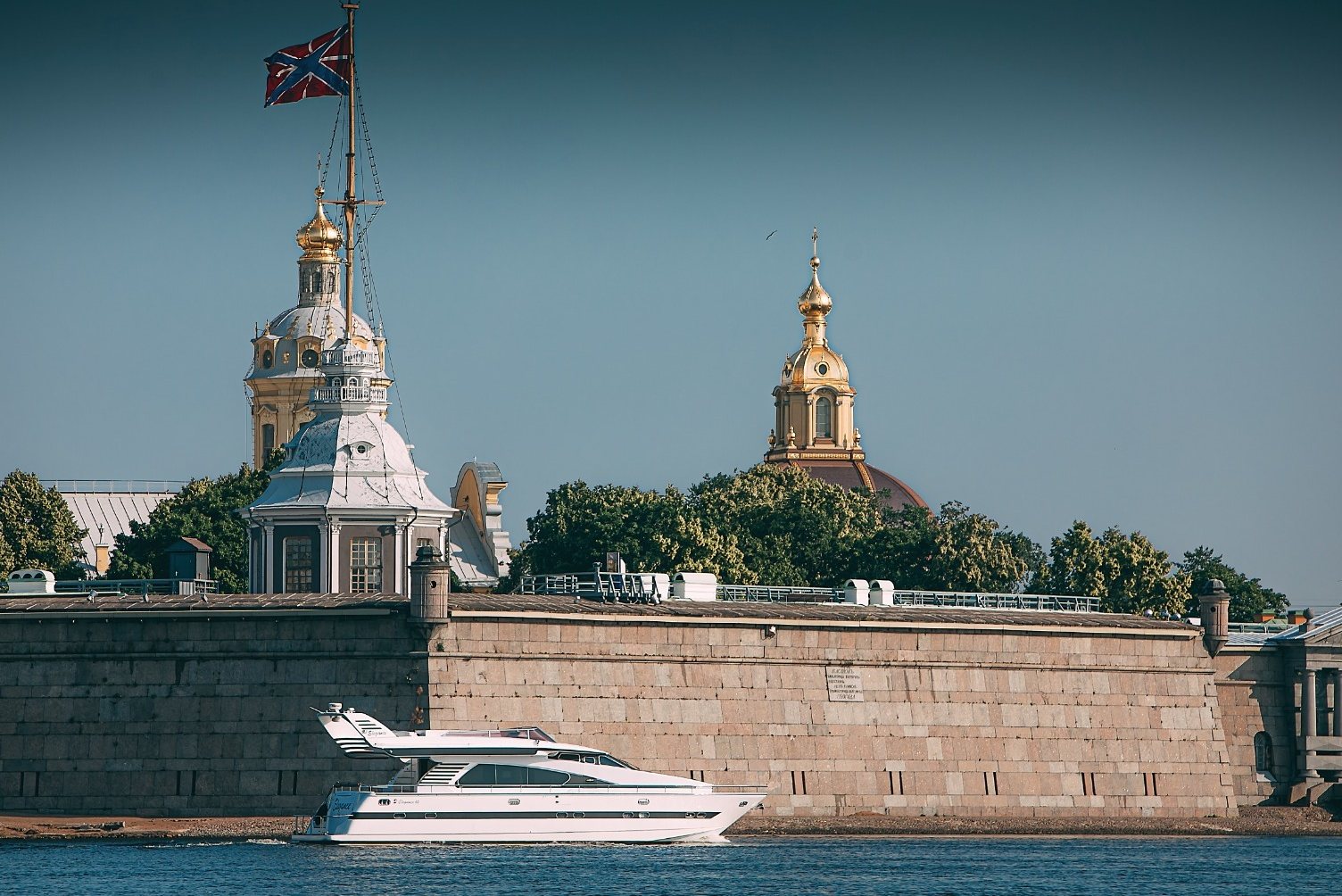 Яхта «Элеганс» у причала — прокат в СПб
