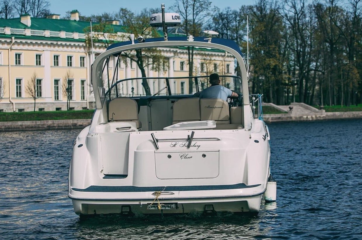 Снять катер «Елена» на час в Санкт-Петербурге