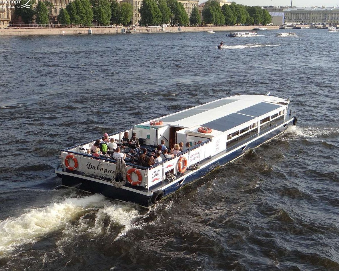 Теплоход «Фаворит» у причала — прокат в СПб