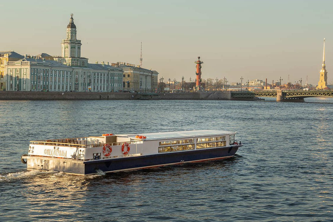 Теплоход «Фицджеральд» у причала — прокат в СПб