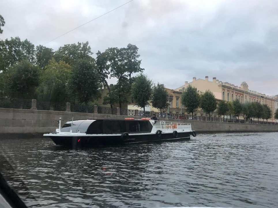 Теплоход «Форт Ривер» в акватории Невы — снять с капитаном