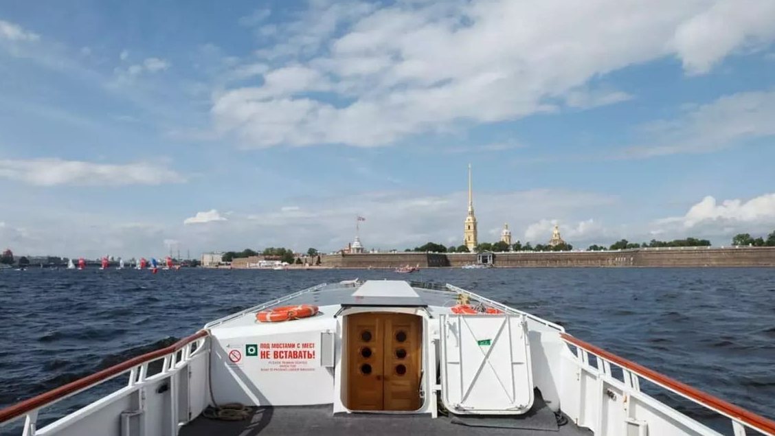 Теплоход «Галактика» идёт по каналам Петербурга