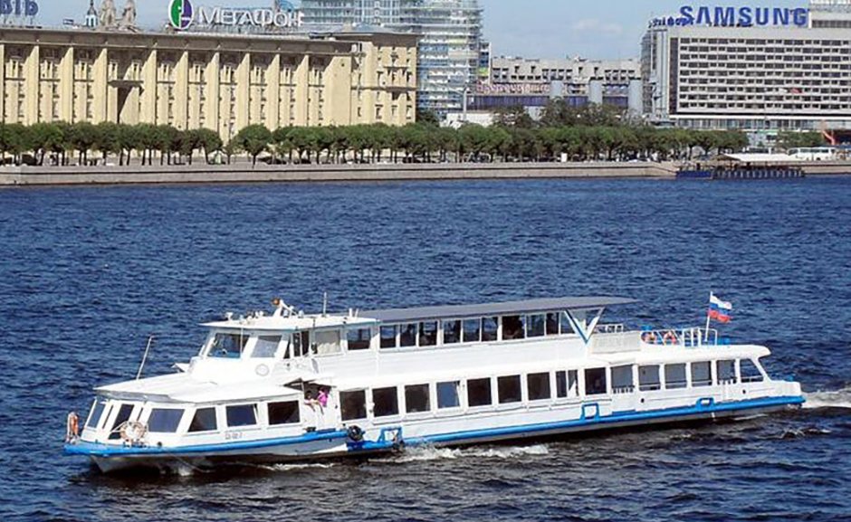 Теплоход «Гардемарин» идёт по каналам Петербурга
