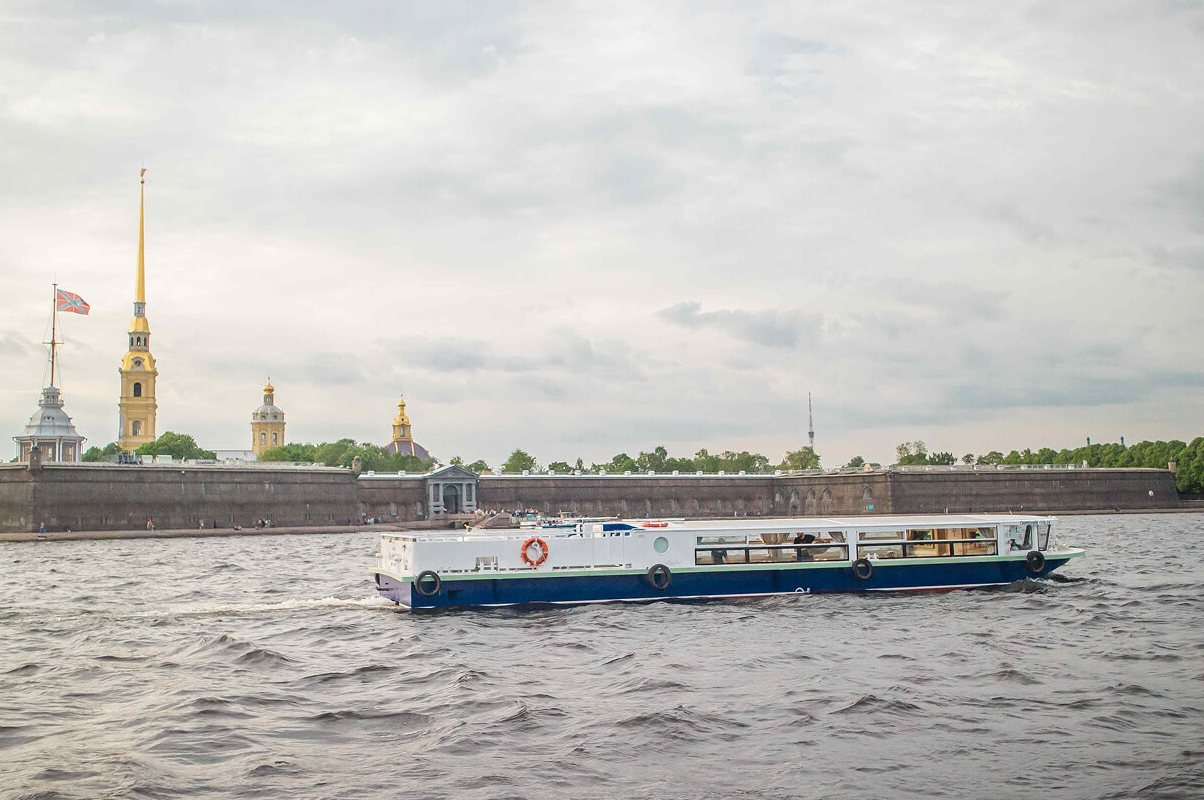 Теплоход «Гармония» у причала — прокат в СПб