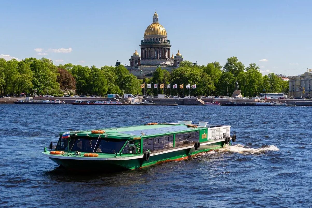 Теплоход «Генерал» у причала — прокат в СПб