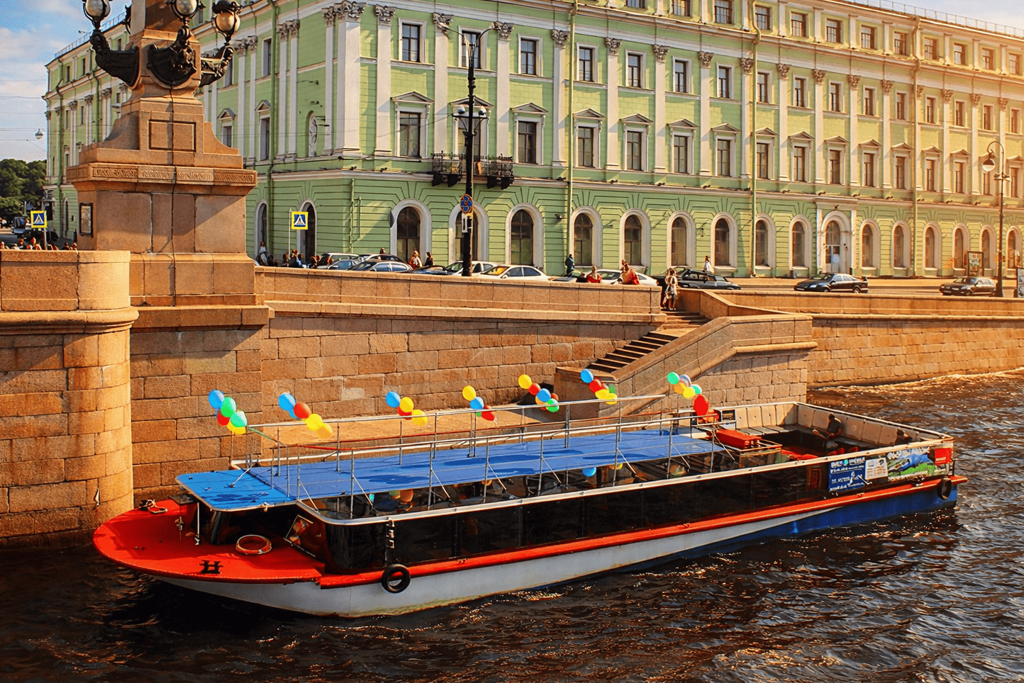 Теплоход «Гладиатор» у причала — прокат в СПб