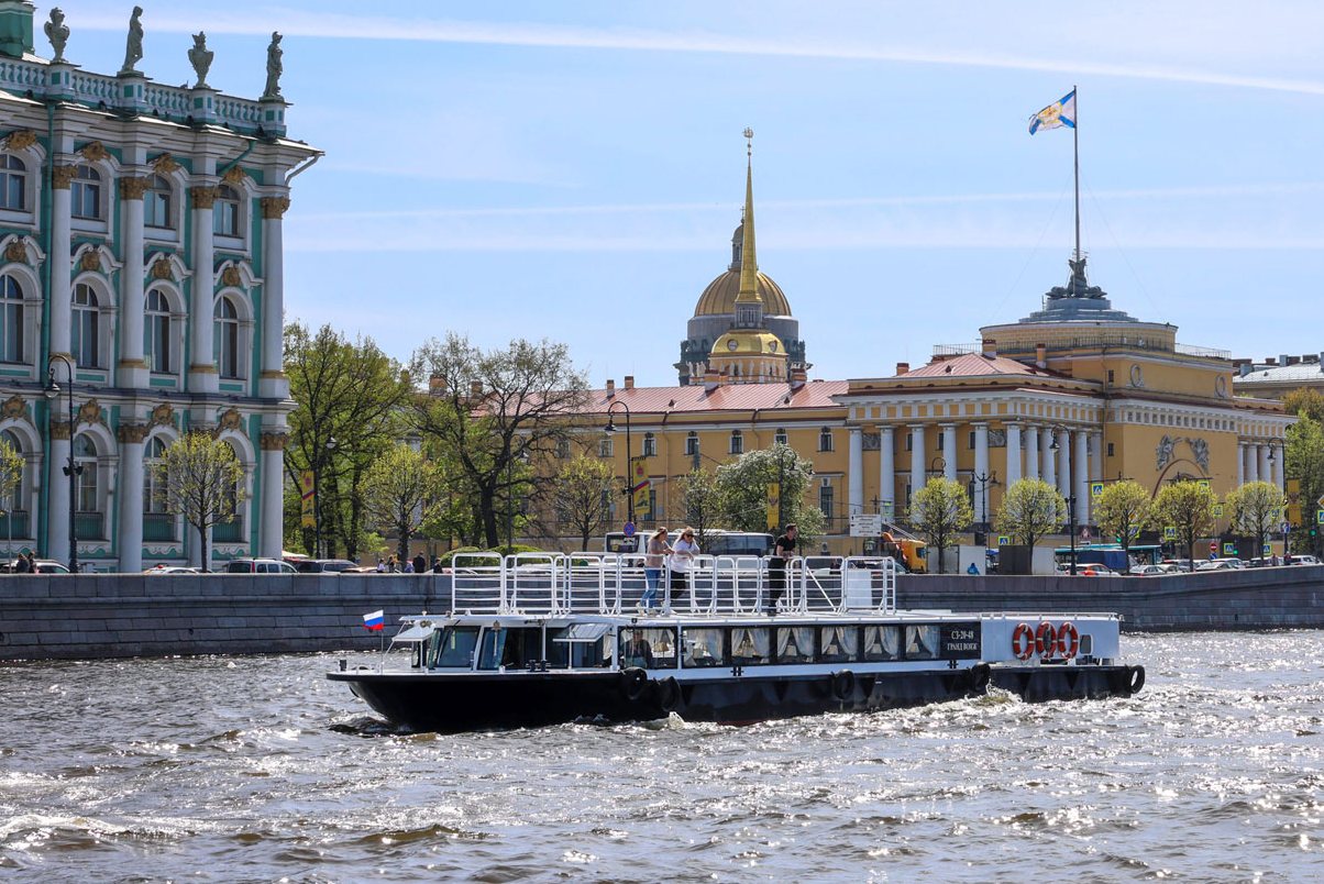 Теплоход «Гранд Вояж (Grand Voyage)» у причала — прокат в СПб
