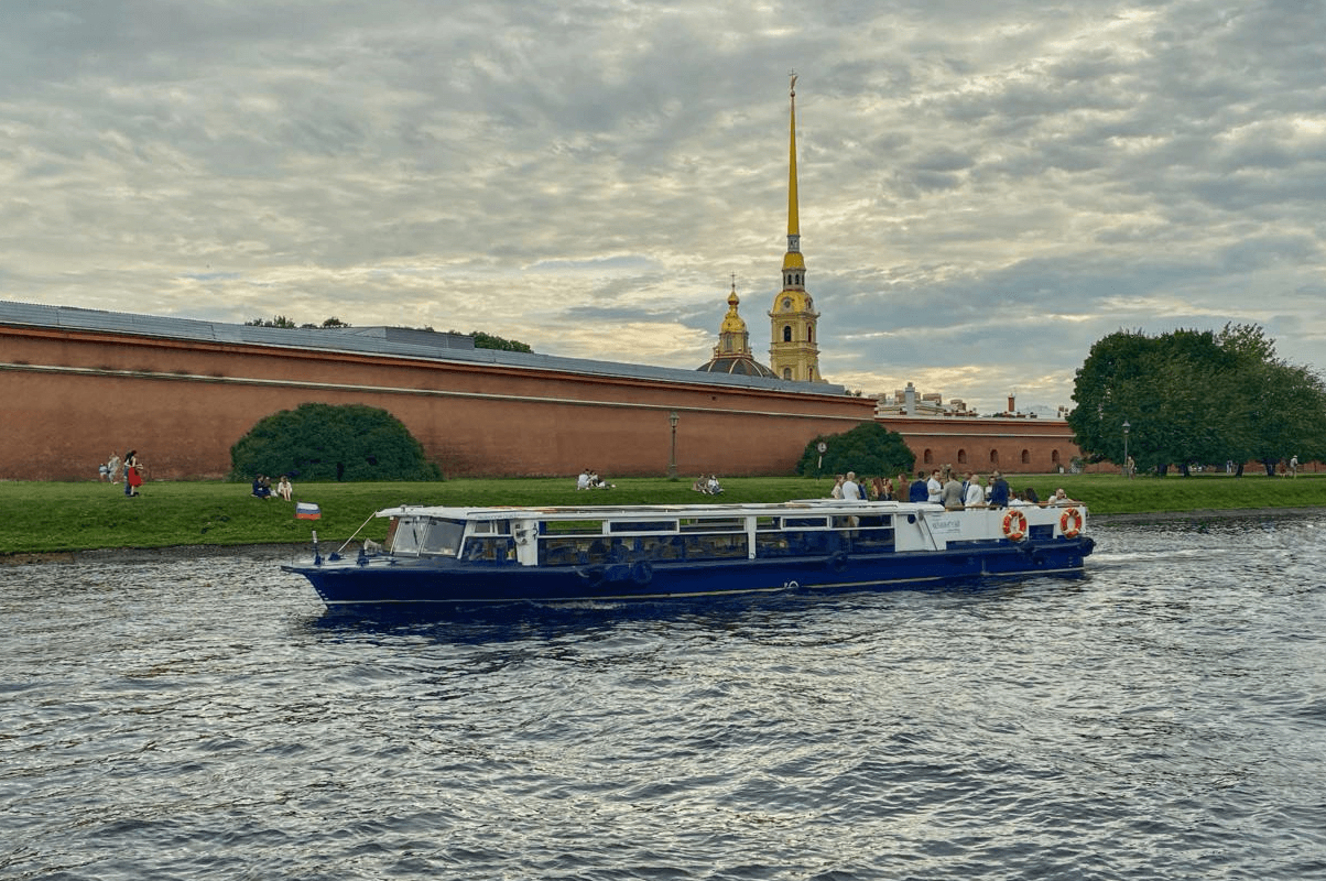 Теплоход «Хемингуэй» идёт по каналам Петербурга