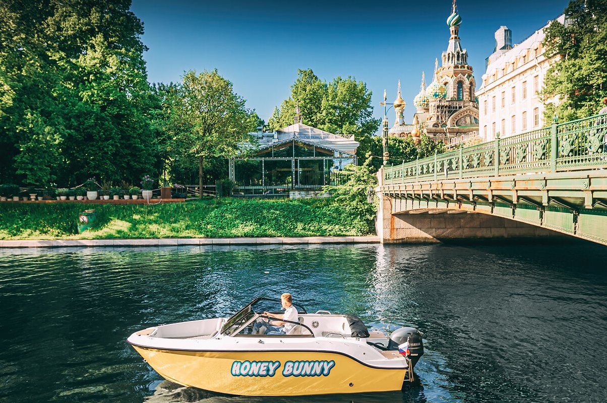 Катер «Хани Банни / Honey Bunny» у причала — прокат в СПб