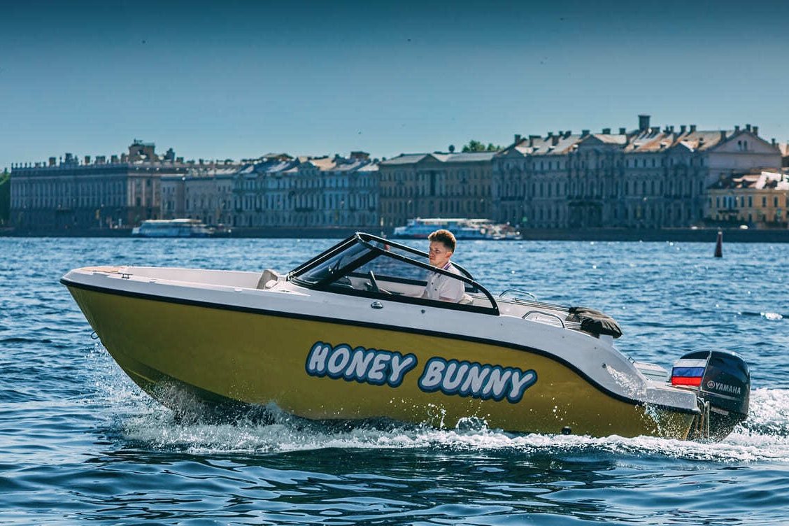Речная прогулка на катере «Хани Банни / Honey Bunny» мимо достопримечательностей