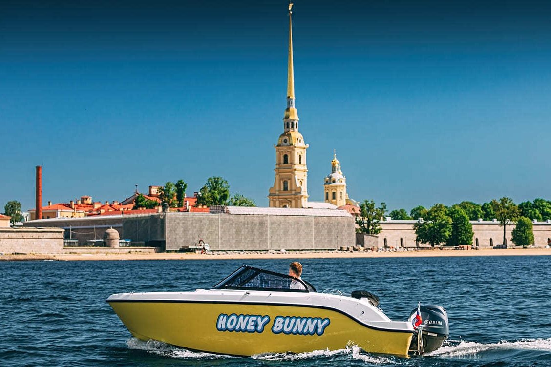 Прокат катера «Хани Банни / Honey Bunny» на закате в СПб