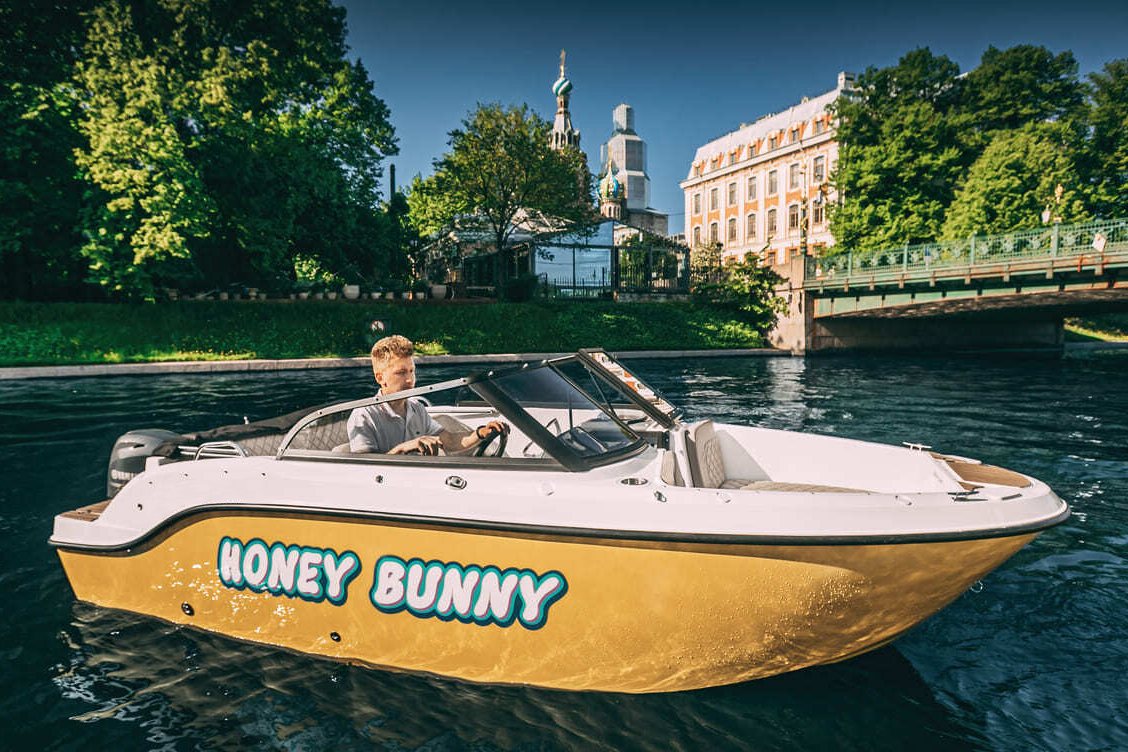 Катер «Хани Банни / Honey Bunny» — швартовка у набережной