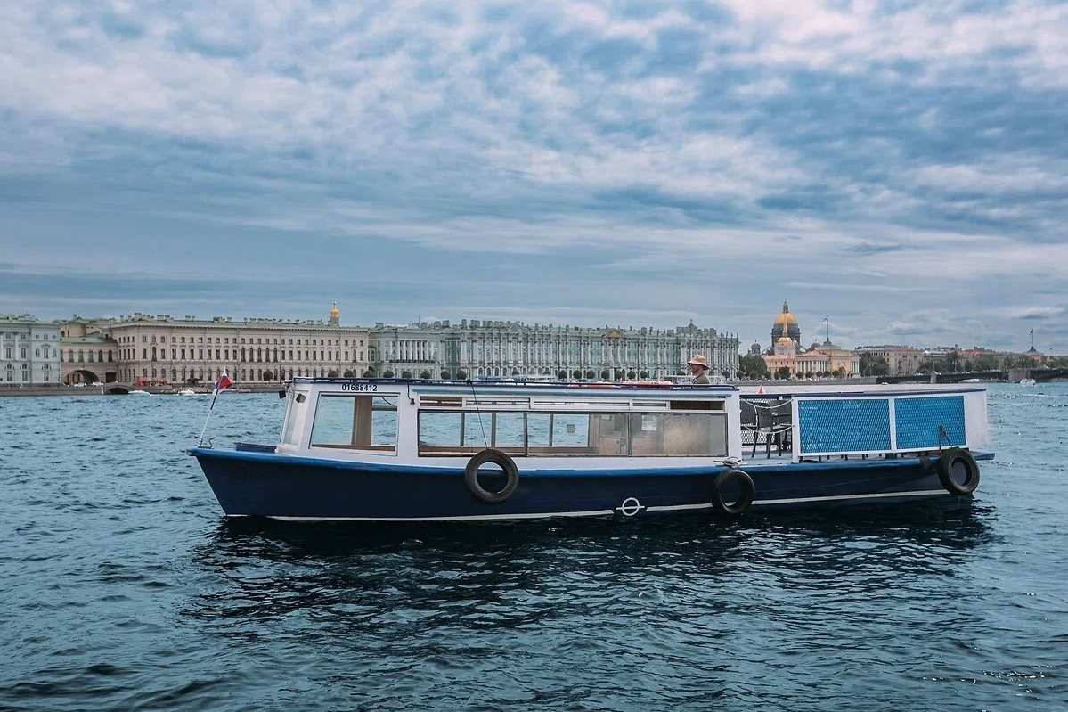 Прокат катера «Ижора» в Петербурге — водная прогулка