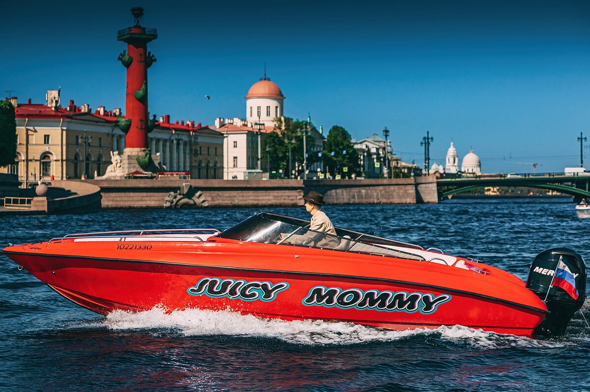 Катер «Джусси Мами / Juicy Mommy» у причала — прокат в СПб