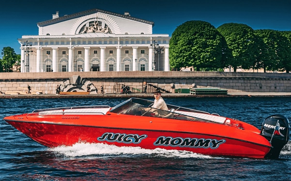 Катер «Джусси Мами / Juicy Mommy» — швартовка у набережной