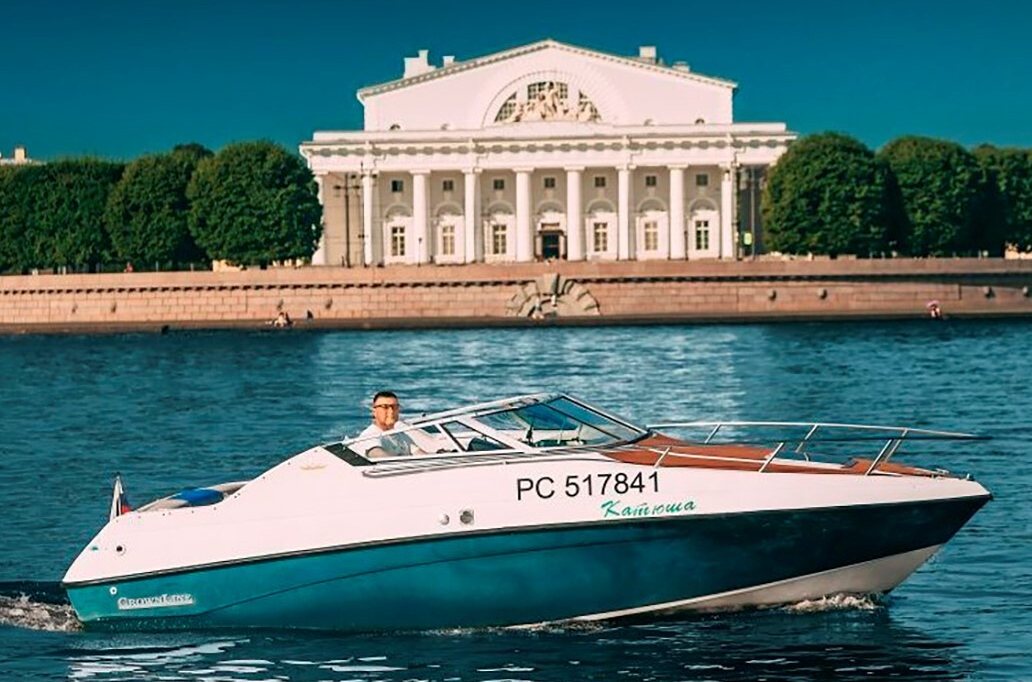 Снять катер «Катюша» на час в Санкт-Петербурге