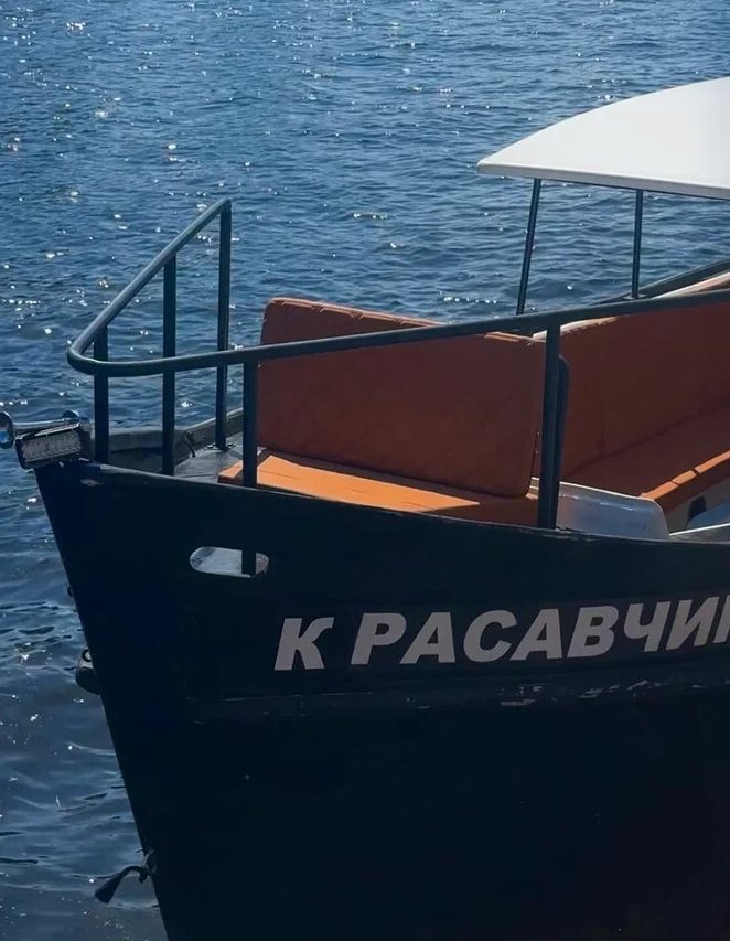 Катер «Красавчик» идёт по каналам Петербурга