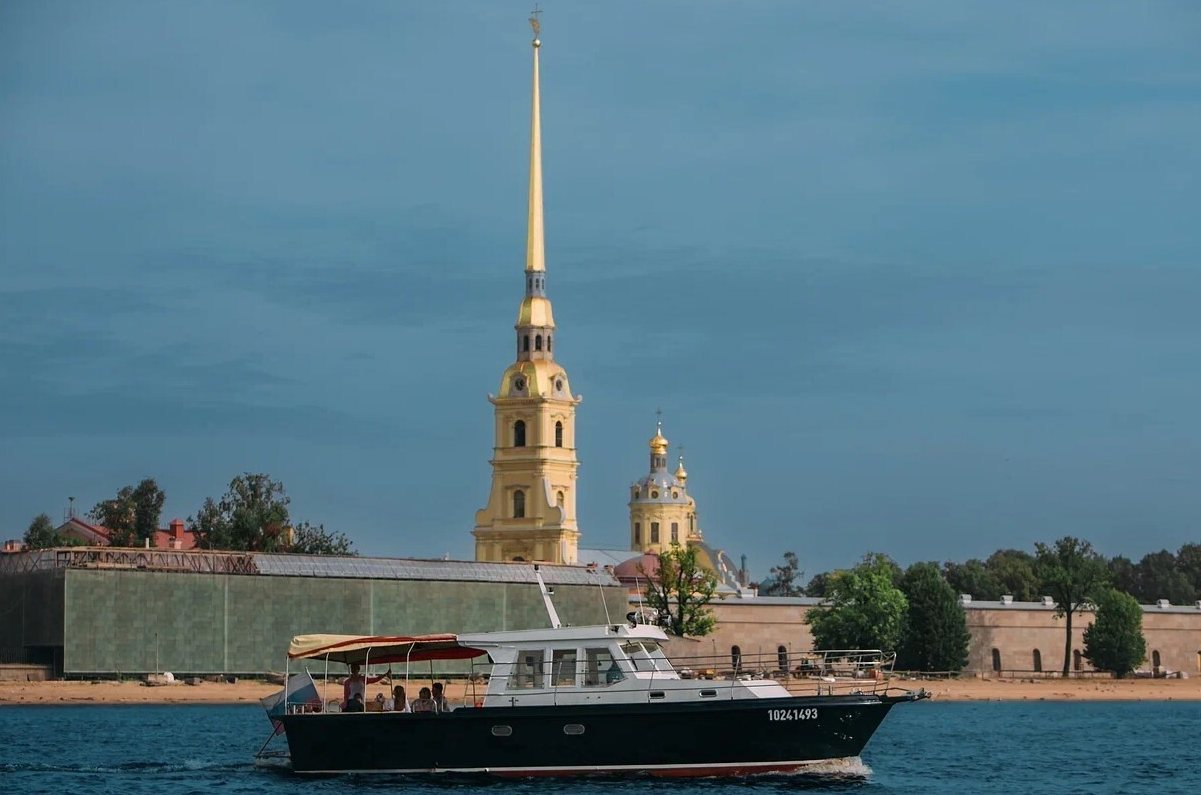 Снять яхту «Кусто» на час в Санкт-Петербурге