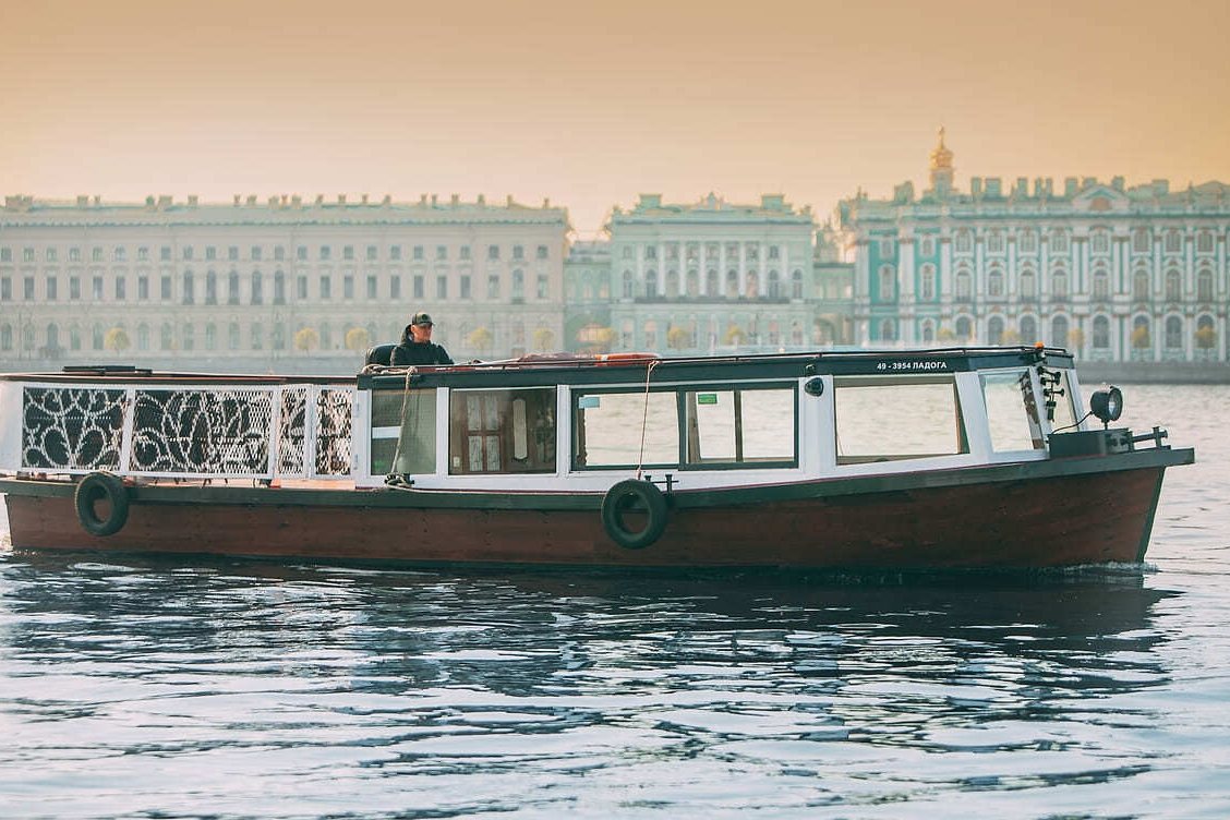 Прокат теплохода «Ладога» в Петербурге — водная прогулка