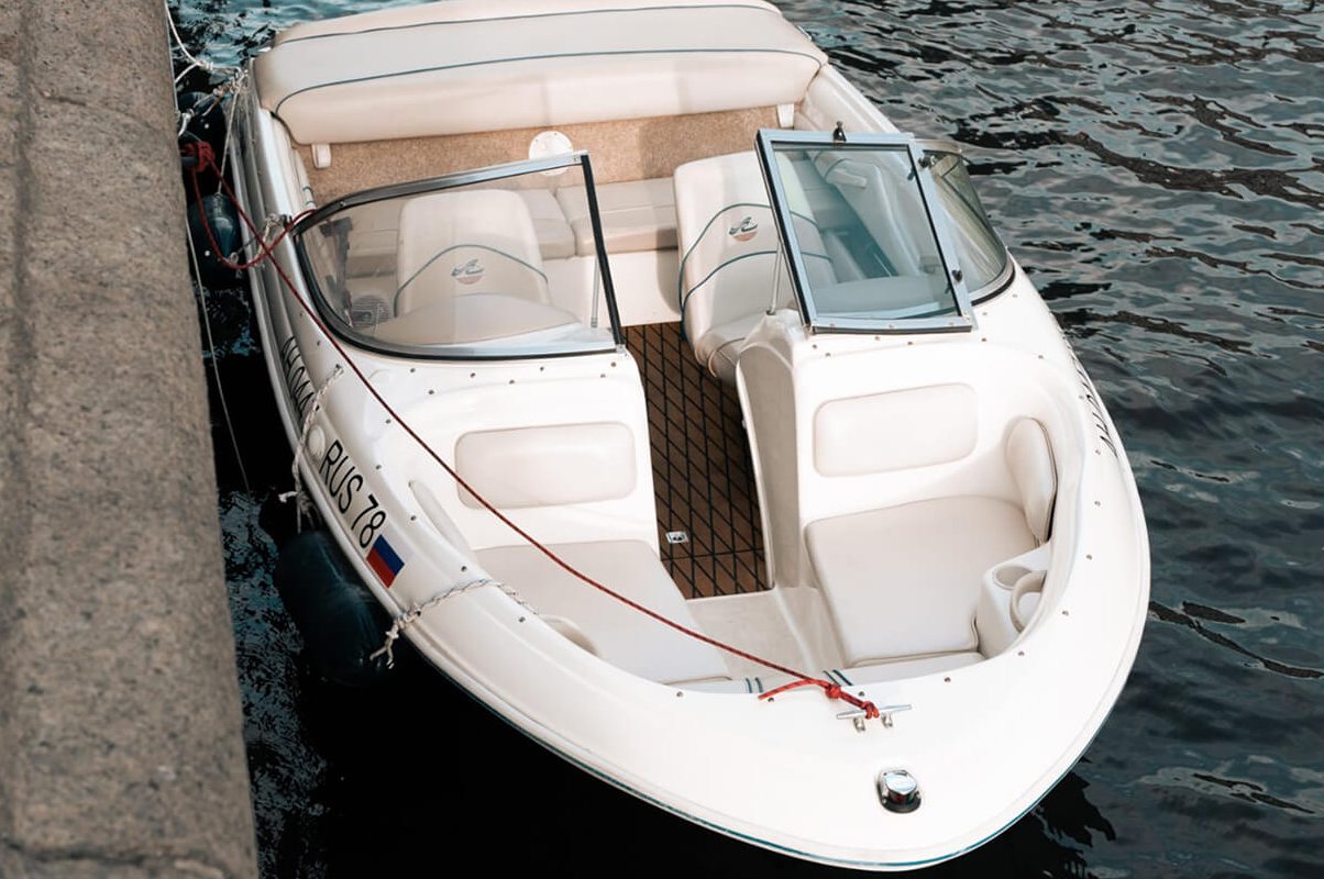 Катер «Лоррет» у причала — прокат в СПб