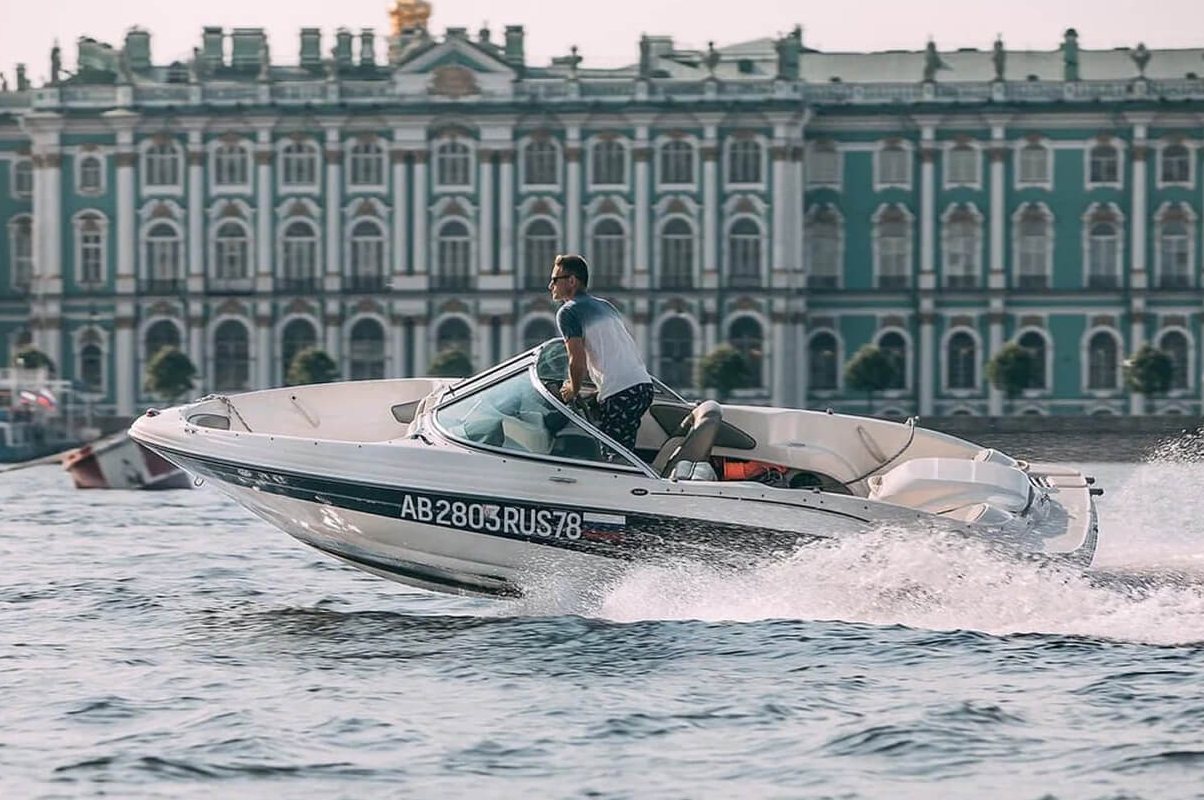 Катер Лотос