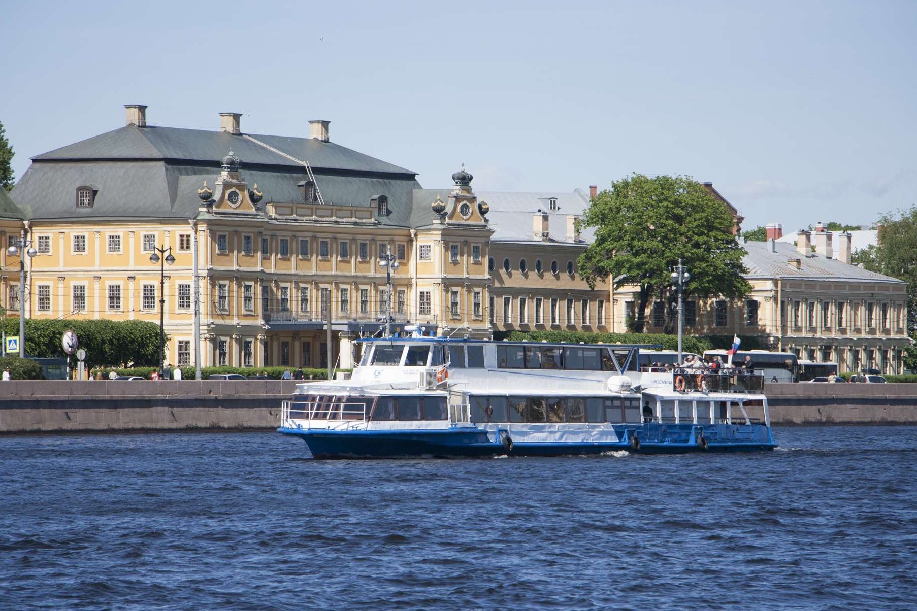 Теплоход «Людмила» у причала — прокат в СПб