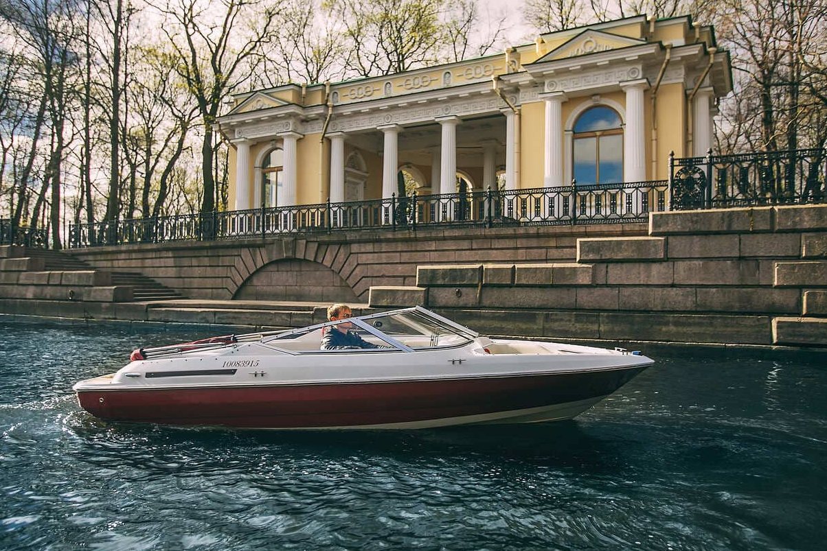 Снять катер «Магнум» на час в Санкт-Петербурге