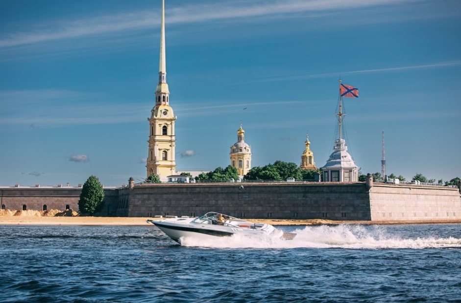 Прокат катера «Магнум Лонг» на закате в СПб