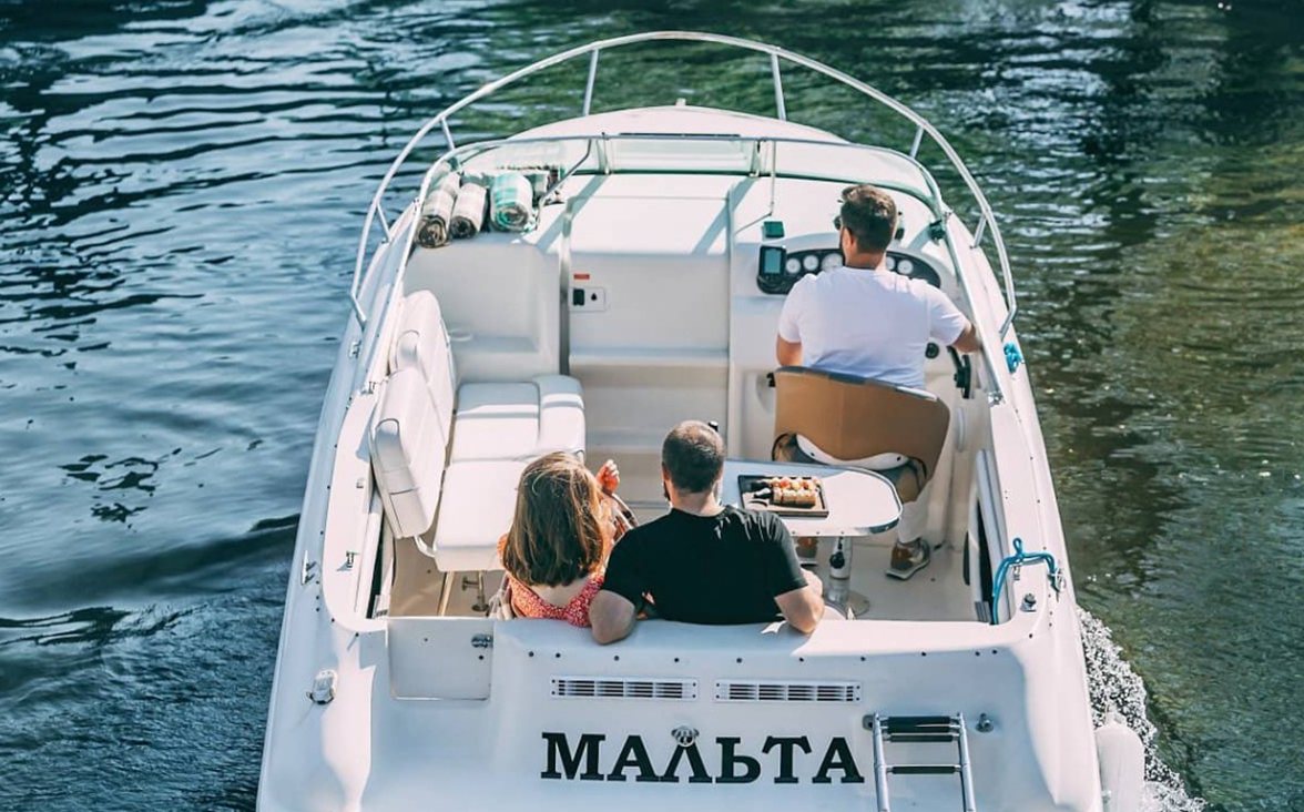 Прокат катера «Мальта» на закате в СПб