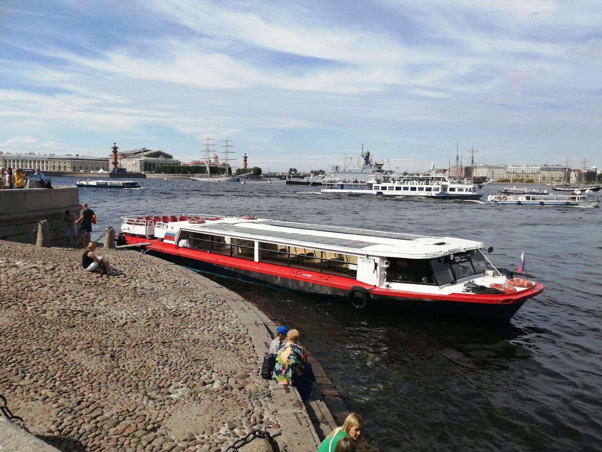 Прокат теплохода «Маргарита» на закате в СПб