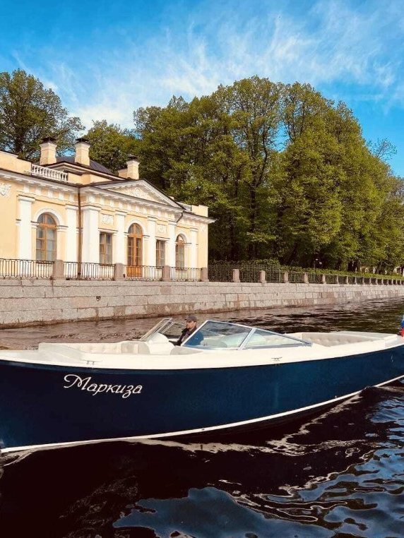 Прокат катера «Маркиза» на закате в СПб