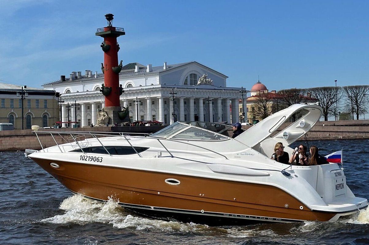 Катер «Мерлок» у причала — прокат в СПб