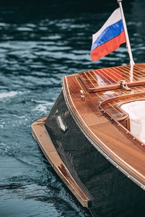 Катер «Миа» — палуба и салон, прокат с капитаном