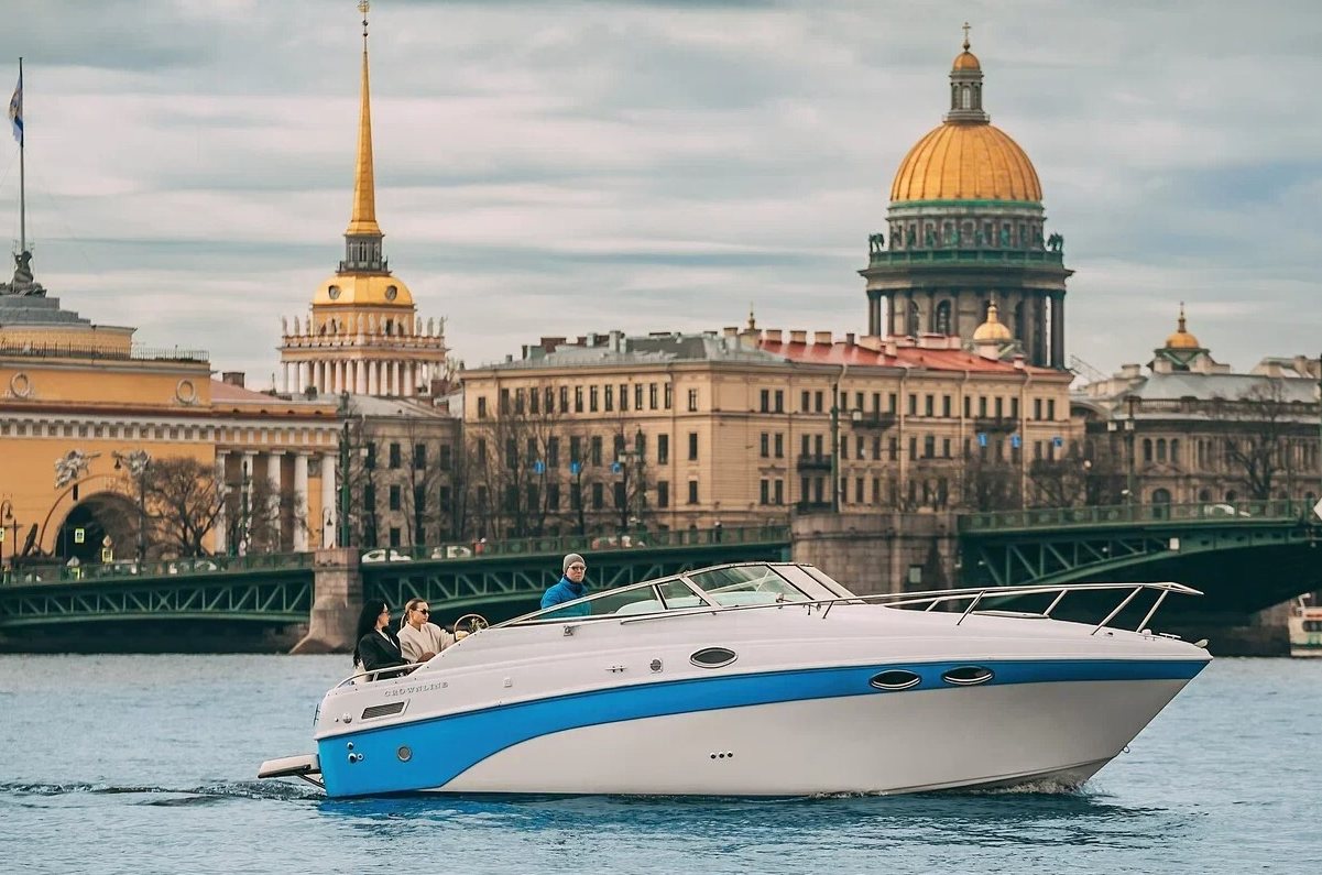 Катер «Мира» у причала — прокат в СПб