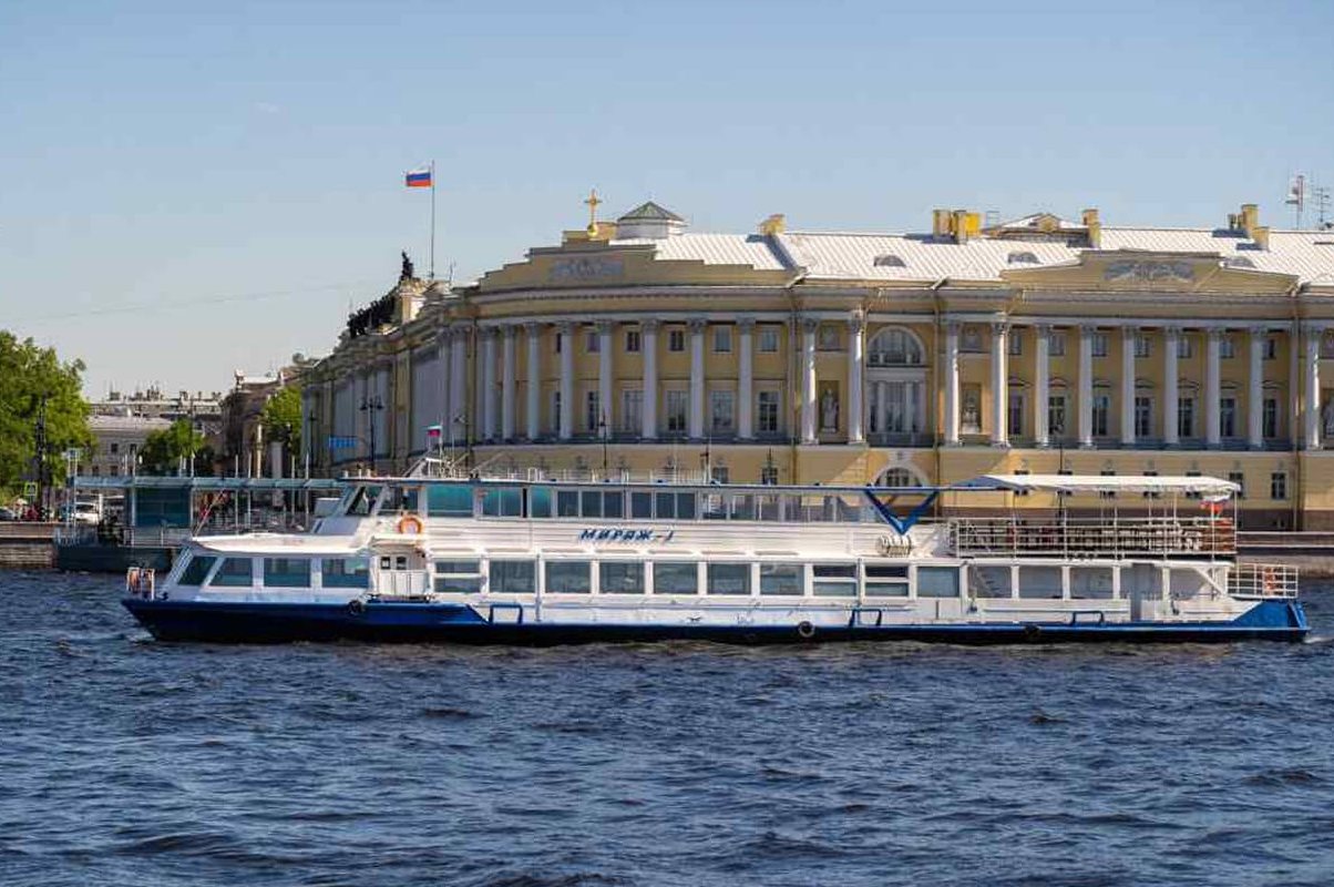 Теплоход «Мираж» идёт по каналам Петербурга
