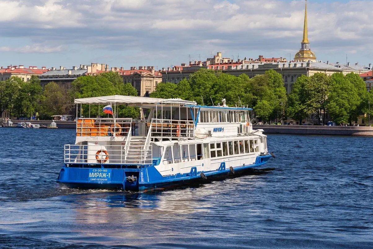 Теплоход «Мираж» у причала — прокат в СПб