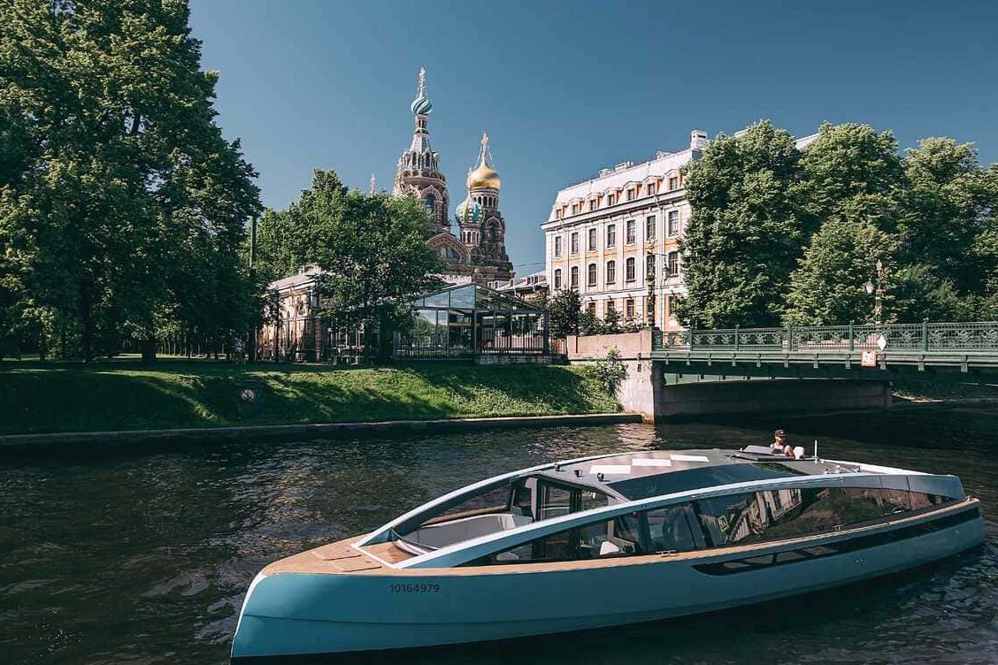 Прокат катера «Монако» на закате в СПб