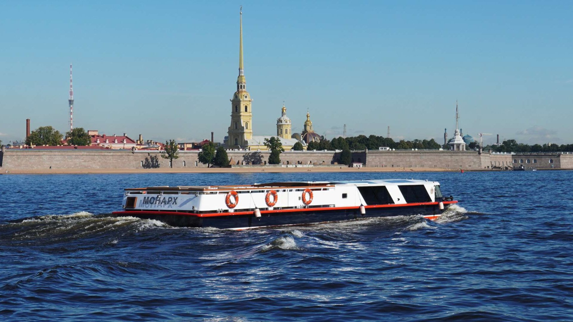 Теплоход «Монарх» у причала — прокат в СПб