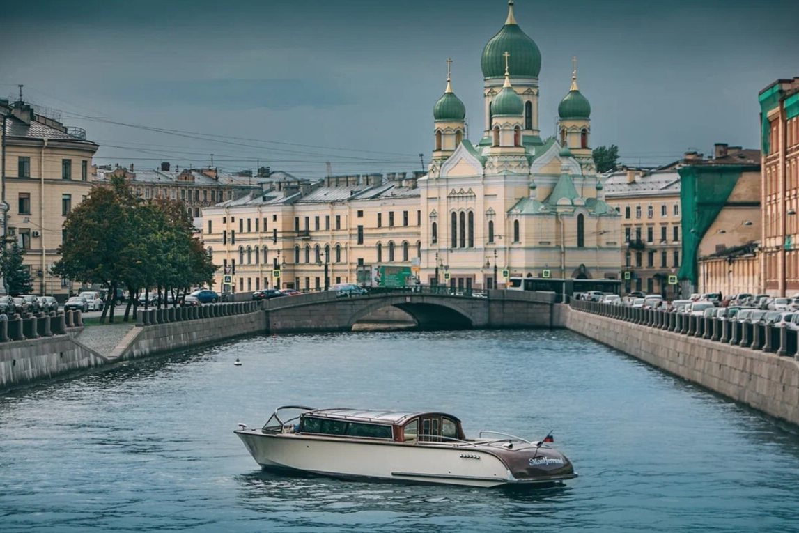 Прокат катера «Монферран» на закате в СПб