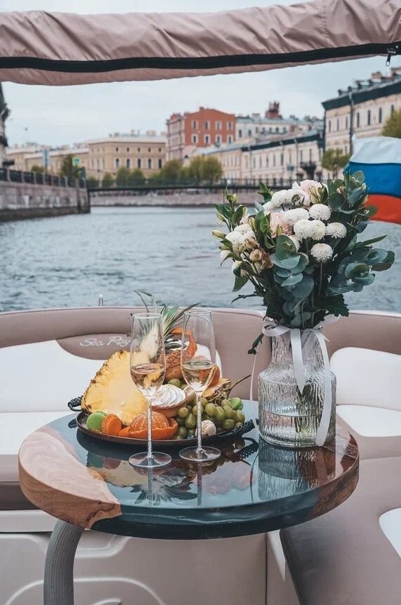 Прокат катера «Монро» на закате в СПб