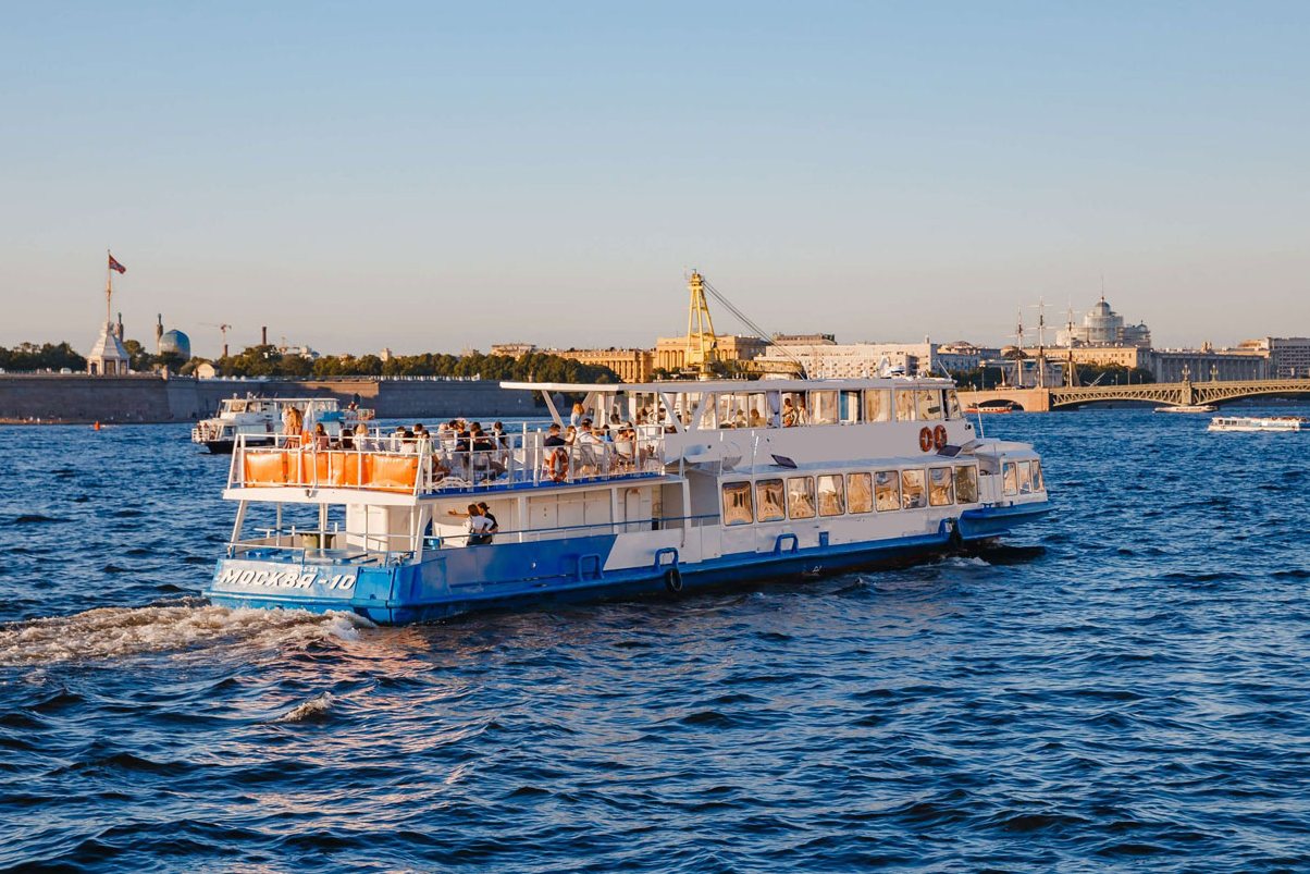 Теплоход «Москва 10» у причала — прокат в СПб