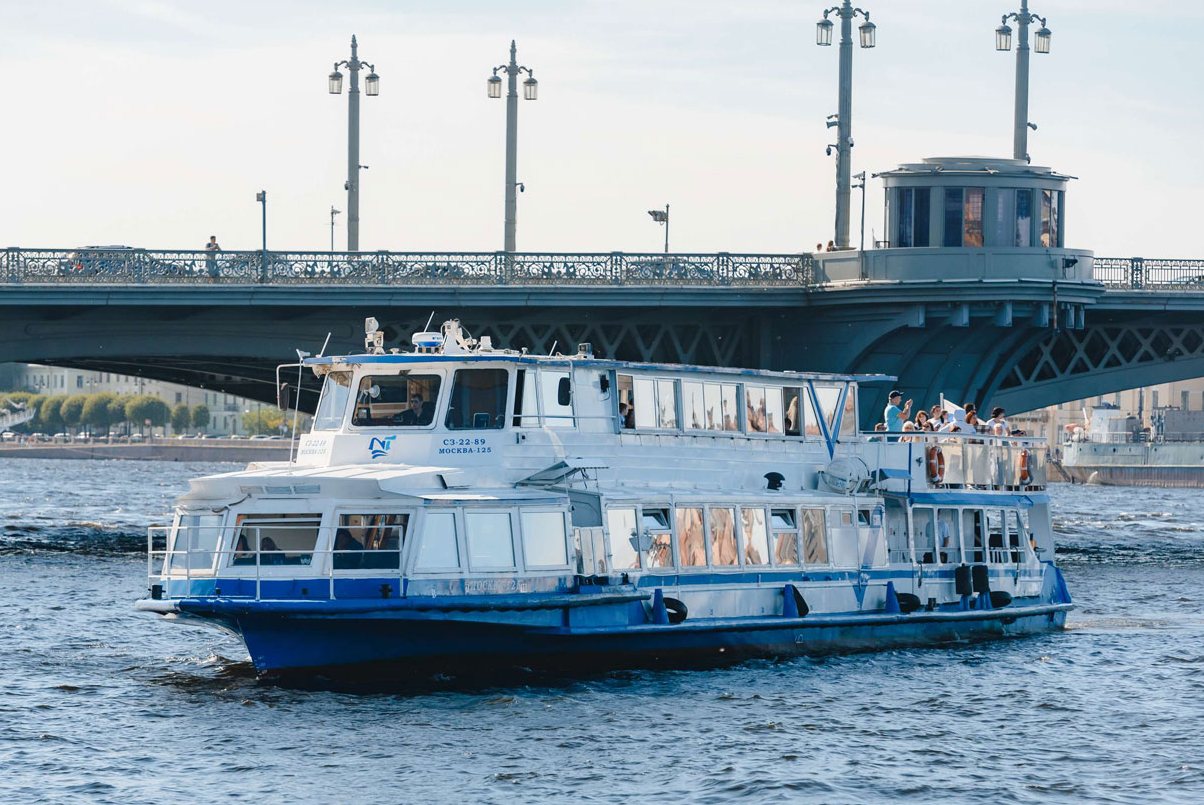 Теплоход Москва 125