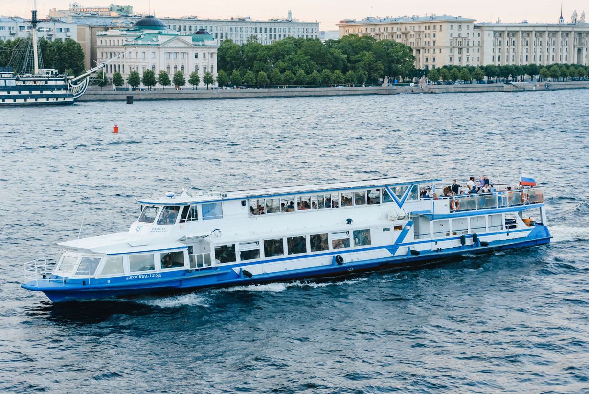 Теплоход «Москва 125» идёт по каналам Петербурга — фото 16